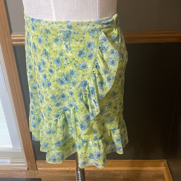 SO lime green white & blue floral ruffle mini skirt size s - Picture 3 of 6